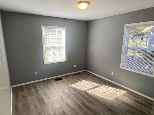 Building Photo - 3 Bedroom home with Fenced Yard - Available November