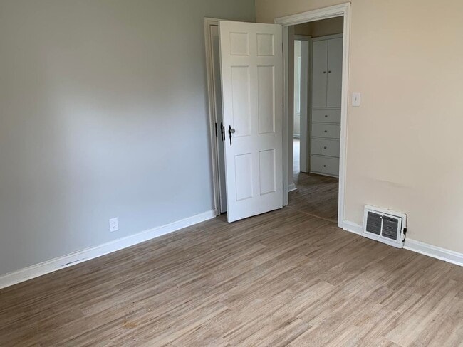 Building Photo - 1116 E Gum St