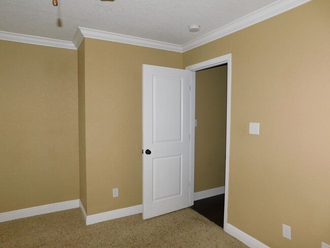Building Photo - 4 bedroom in Crestwood-convenient location