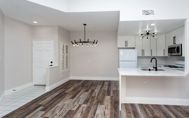 Building Photo - Upper Level 3 Bedroom, 2 Bath Condo!