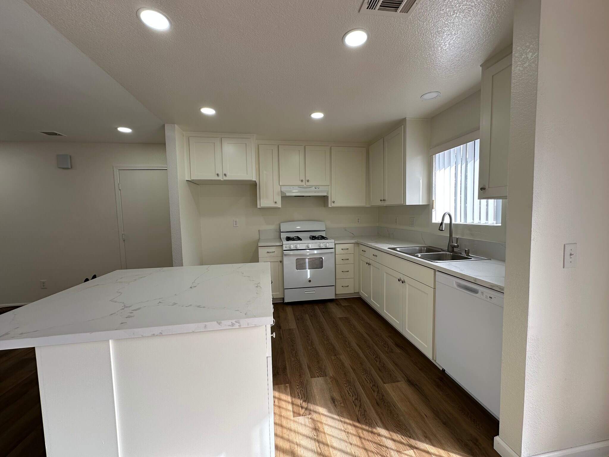 Building Photo - 1371 Marline Ave