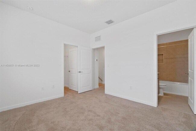 Building Photo - 449 NE 4th Ln