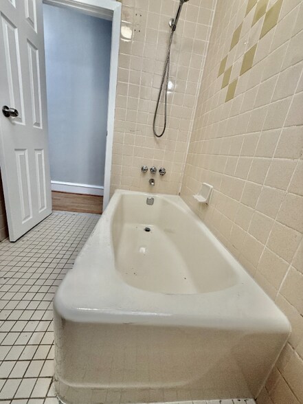 Building Photo - 2628 E Somerset St