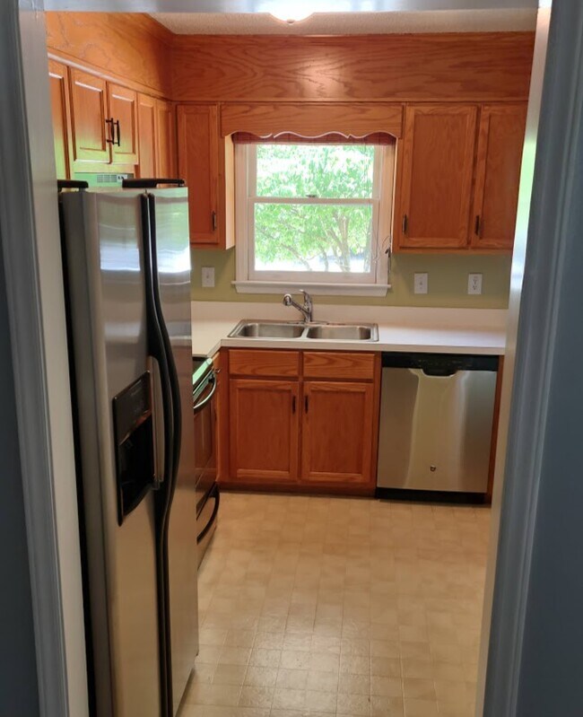 Building Photo - 1219 Camelot Ct NE