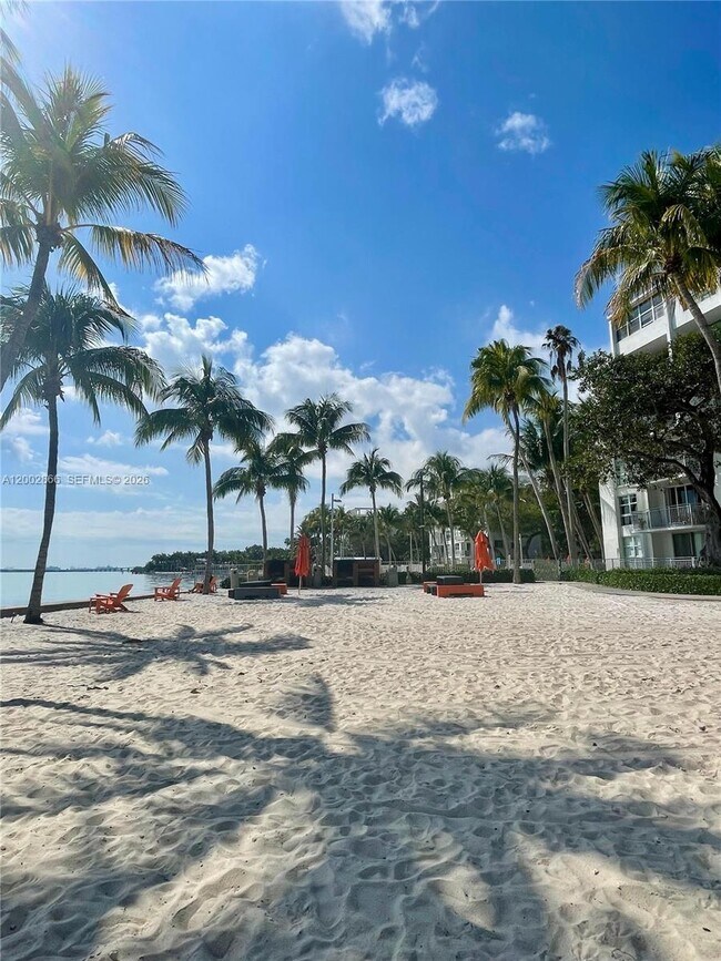 Building Photo - 650 NE 64th St