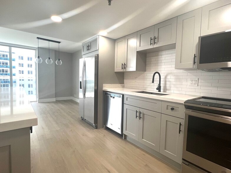 Building Photo - 2401 Collins Ave