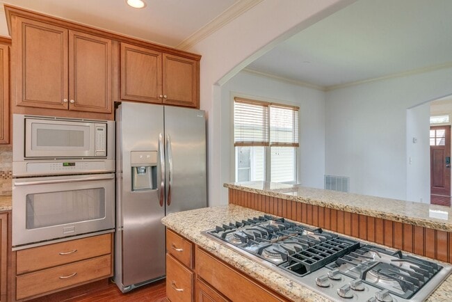Building Photo - Stunning 3BE/2.5BA home in the heart of Ho...