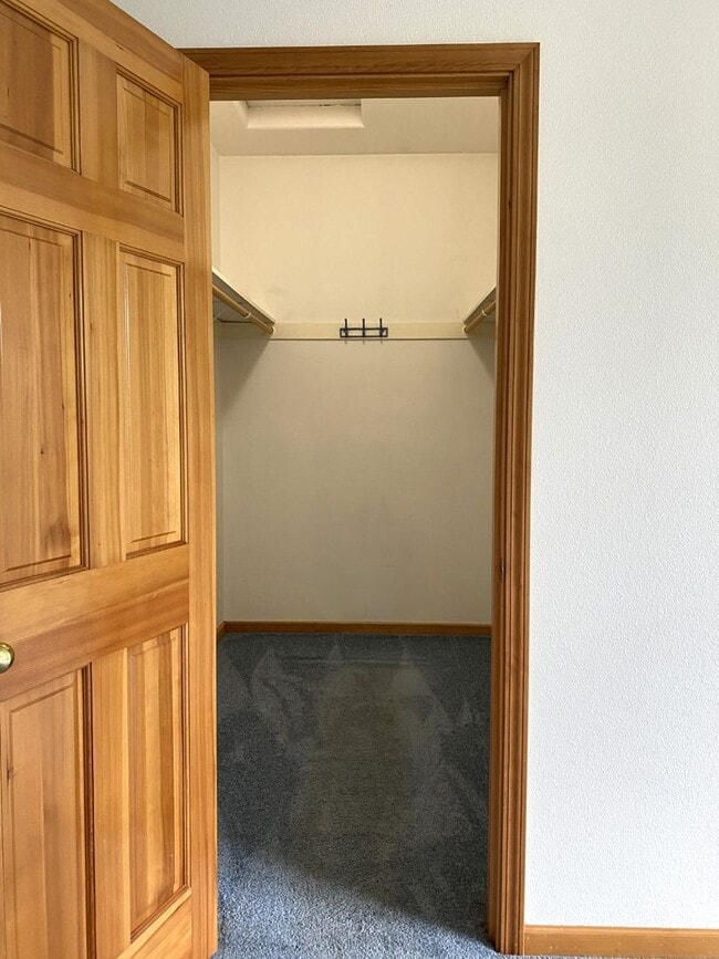 Building Photo - Private Hood River Home