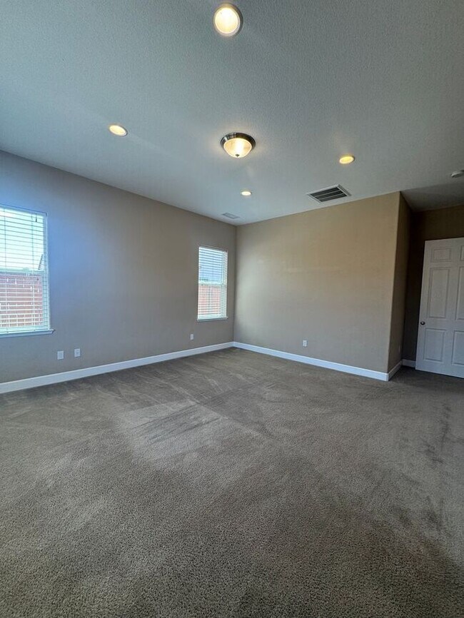 Building Photo - Beautiful Shadow Ridge Home in Spanish Spr...