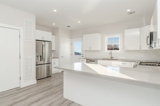 Building Photo - 2800 Ocean Ave
