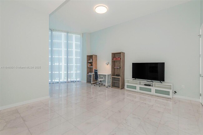 Building Photo - 2821 S Bayshore Dr