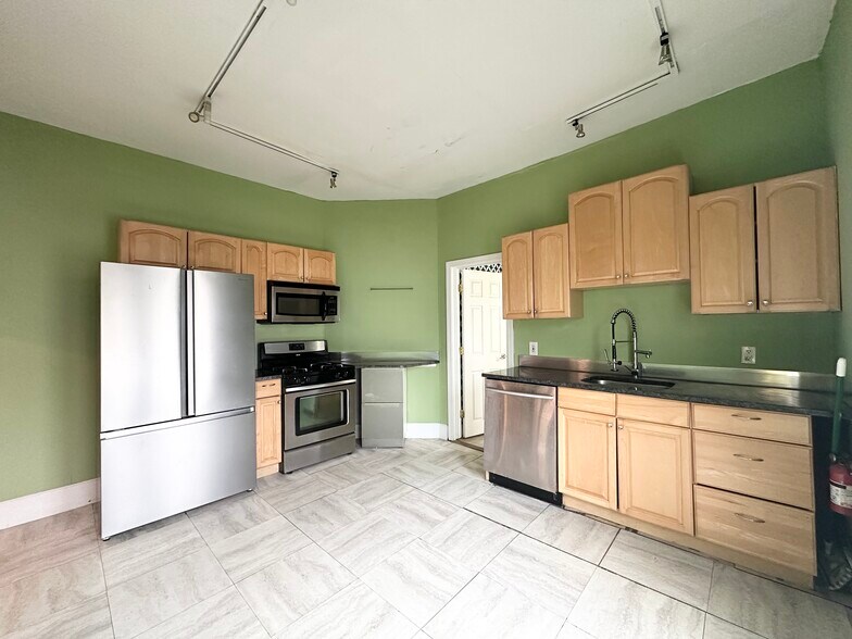 Building Photo - 124 Almy St