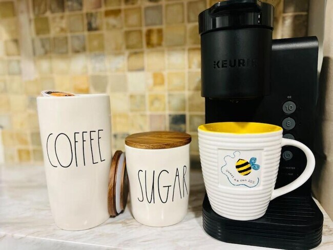 Building Photo - 1087 Windsor St SW