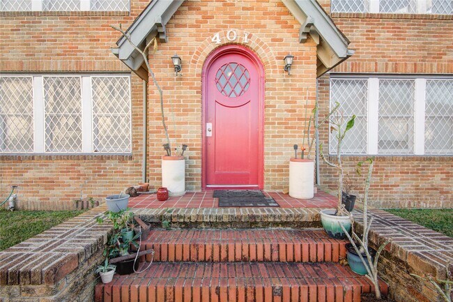 Building Photo - 401 W Clay St