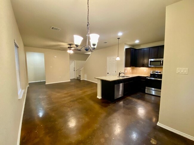 Building Photo - Two Story Townhome in New Braunfels