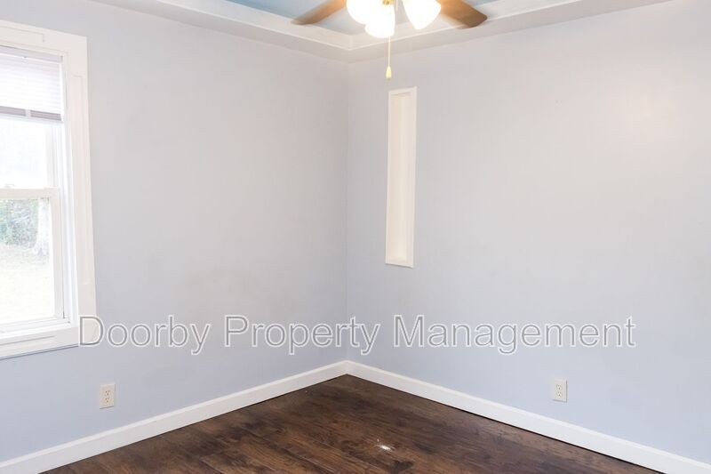 Building Photo - 604 S Cherokee St