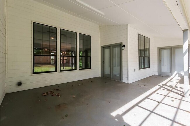 Building Photo - 400 Julies Trail