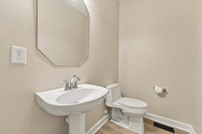 Building Photo - 1414 Chantilly Ln