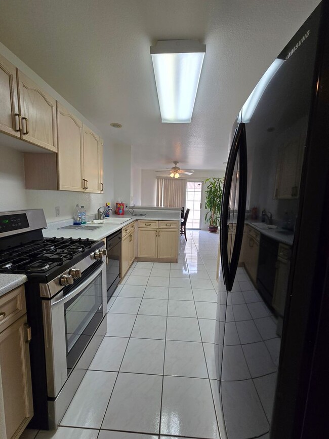 Building Photo - Fabulous 2-Bedroom partially furnished tow...