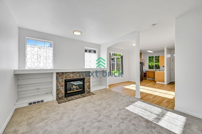 Building Photo - 2 BED & 1.5 BATH TOWNHOUSE FOR RENT