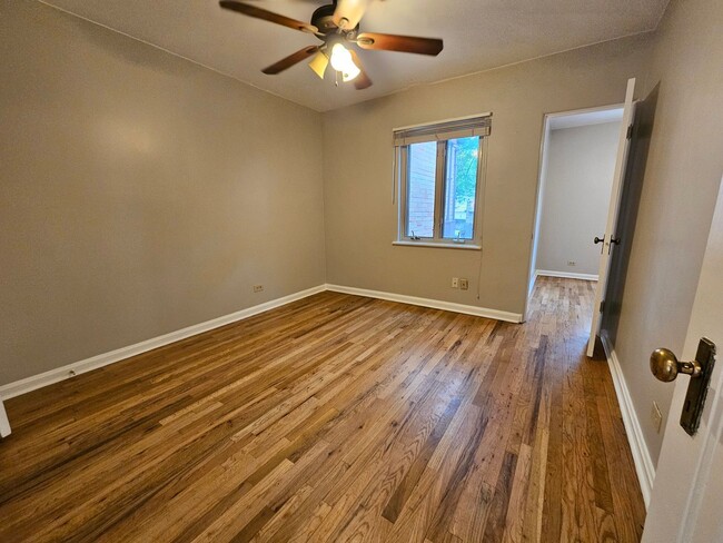 Building Photo - Alamo Placita Adorable 3 Bed 2 Bath Bungalow w/ CACH, Garage, Fenced Yard & More