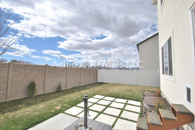 Building Photo - 206 E 520 N
