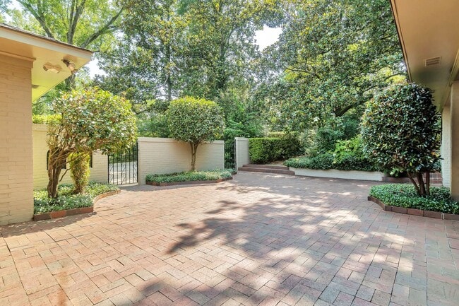 Building Photo - ** 3 bed 2 bath located in McGehee Estate ...