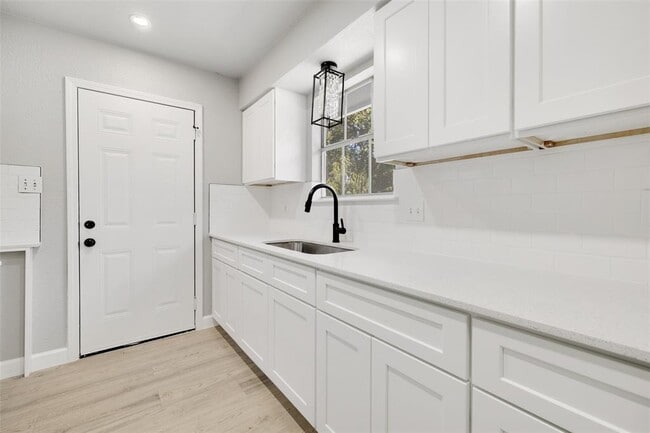 Building Photo - 7000 Carwill Dr