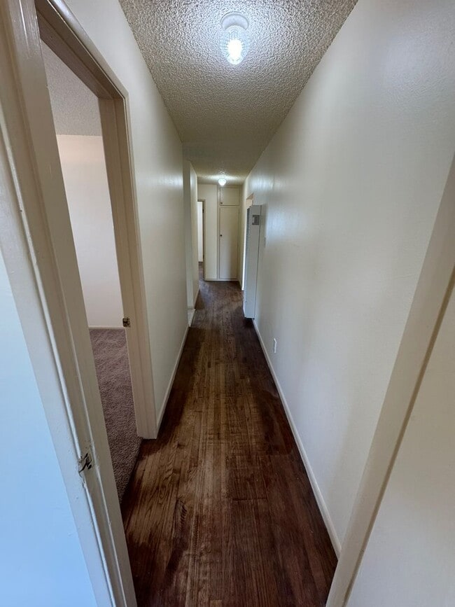 Building Photo - 870 Pearl Dr
