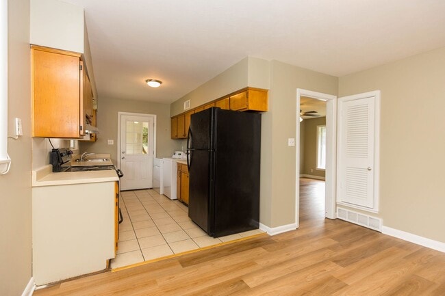 Building Photo - 3 Bedroom