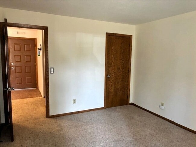 Building Photo - Long Term Rental- Buffalo Village BB208
