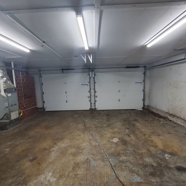 Building Photo - Pet Friendly Single level, 3 bed: 2 bath home with an open yard area and 2 car garage