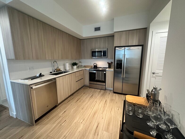 Building Photo - 610 NE 1st Pl