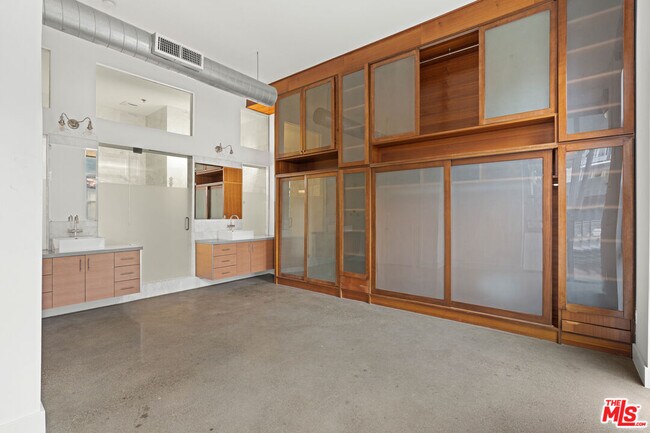 Building Photo - 1152 N La Cienega Blvd