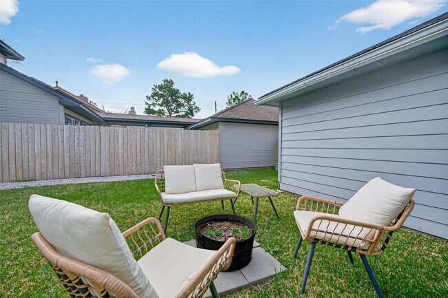 Building Photo - 6635 Queensclub Dr