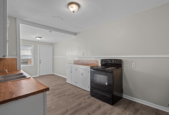 Building Photo - newly updated 2 bedroom