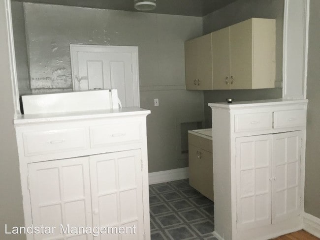 Interior Photo - 1525 W Estes Ave