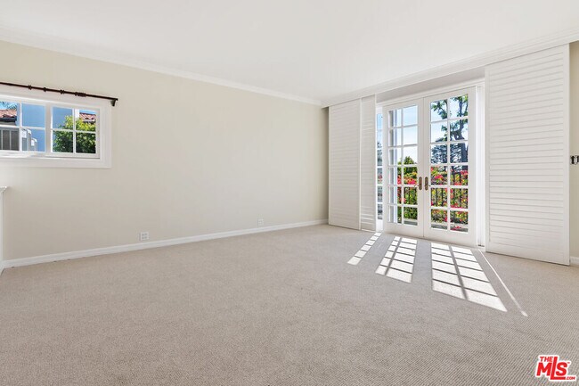 Building Photo - 360 Alma Real Dr