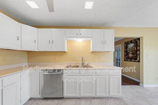 Building Photo - 1174 Mooncrest Dr