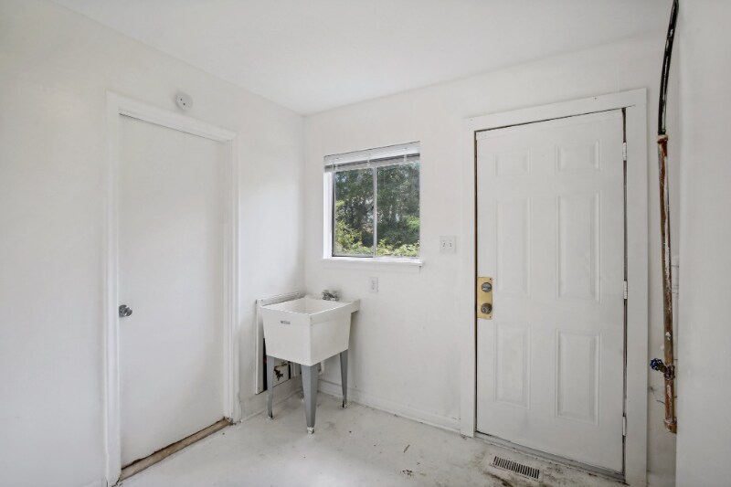 Building Photo - 10000 Stahelin Ave