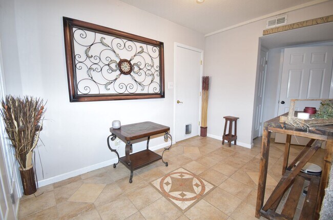 Building Photo - Large 3 Bedroom 3 Bath Home For Rent in Sa...