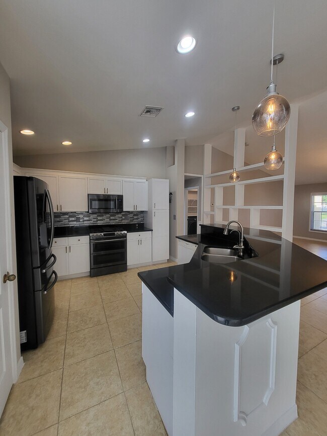 Building Photo - 1008 NW 12th Terrace