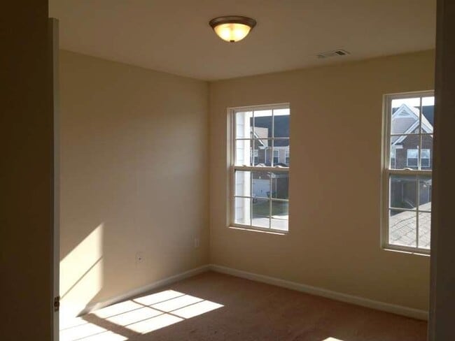 Building Photo - 331 Village Dr