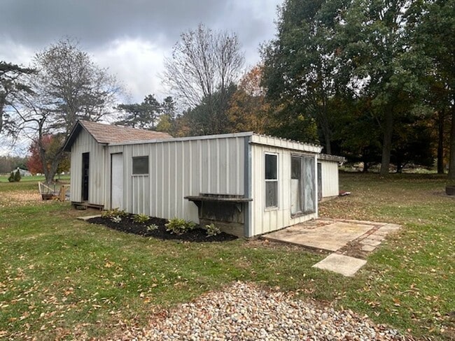 Building Photo - 2 bedroom 1 bath single family home