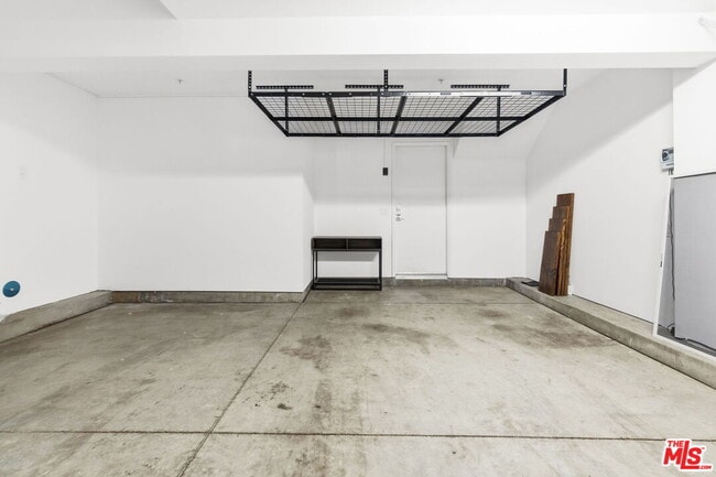 Building Photo - 6021 W Beachwood Ln