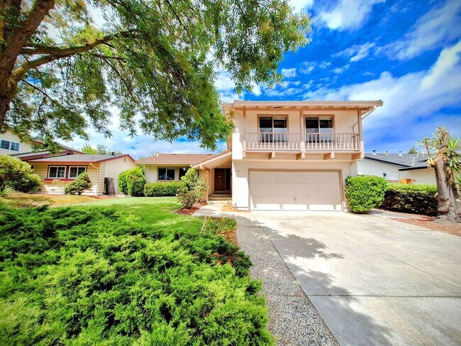 Primary Photo - Spacious 4bd Tri-Level Home w/Central Heat...