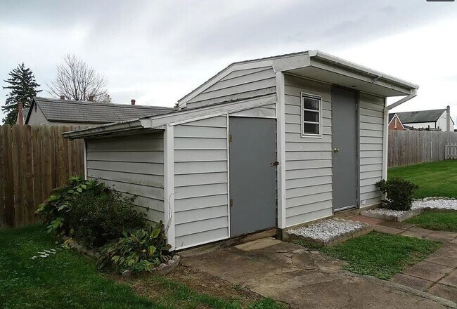 Building Photo - 160 W Beaver St