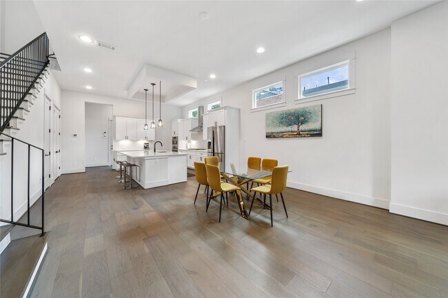 Building Photo - 620 E 26th St