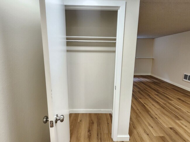 Building Photo - Spacious and Modern 1 Bedroom Located near...