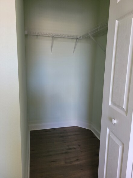 walk-in closet - 3365 NE 14th Dr